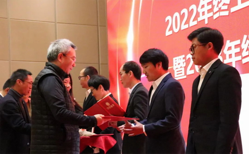 董事長為獲獎?wù)哳C發(fā)榮譽(yù)證書